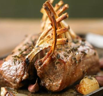 Gebakken lamscarré met aardappels en groente